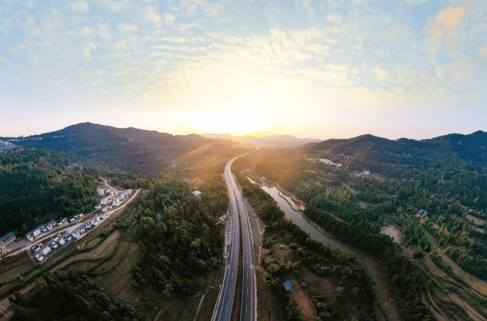 四川巴万高速，跨越山川的新动脉